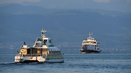 Ein Katamaran fährt aus dem Fährhafen, während eine Fähre Richtung Friedrichshafen fährt. / Foto: Felix Kästle/dpa/Symbolbild