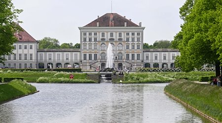 Spaziergänger sind im Schlosspark Nymphenburg unterwegs. / Foto: Felix Hörhager/dpa