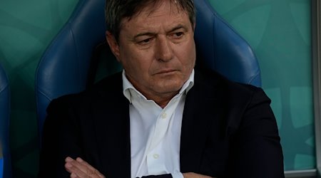 Serbiens Cheftrainer Dragan Stojkovic. / Foto: Francisco Seco/AP/dpa