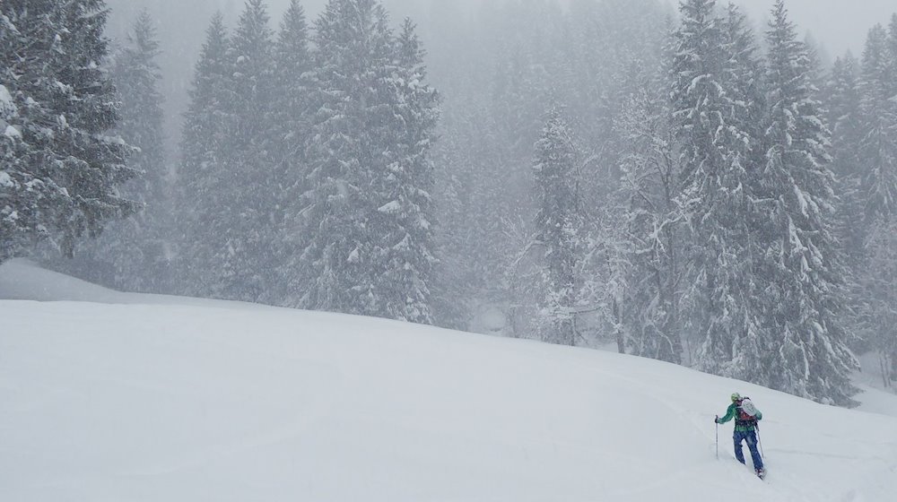 Ein Skitourengeher steigt einen Berg hinauf. / Foto: Angelika Warmuth/dpa/Symbolbild