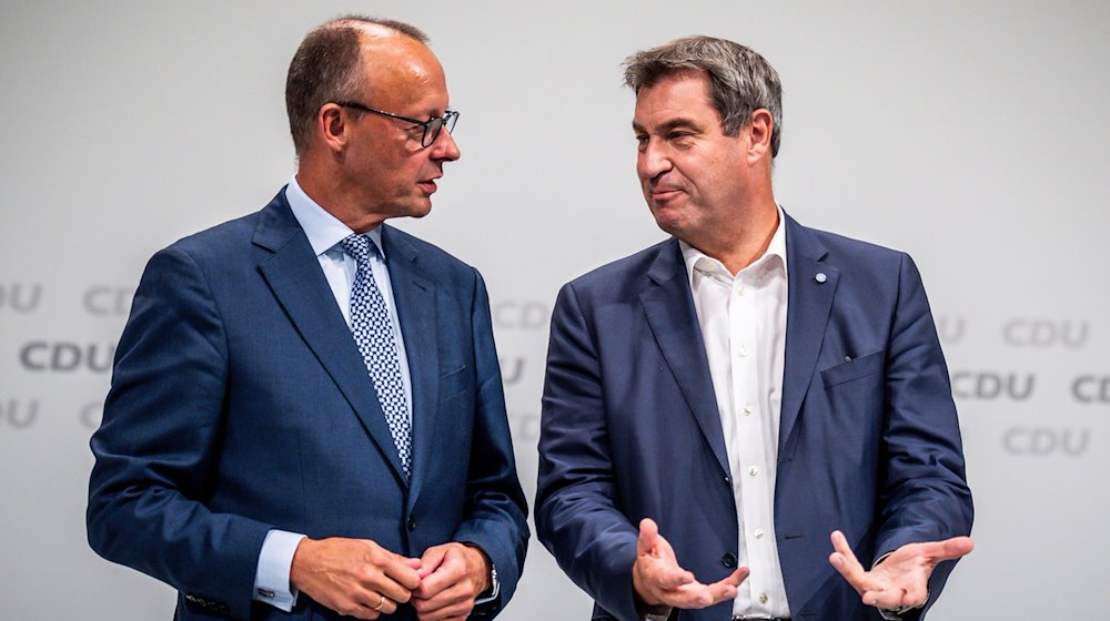 Markus Söder (CSU, r), Ministerpräsident von Bayern und CSU-Vorsitzender, spricht mit Friedrich Merz, CDU-Bundesvorsitzender, beim Bundesparteitag der CDU. / Foto: Michael Kappeler/dpa