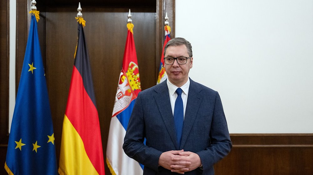 Aleksandar Vucic, Präsident von Serbien, steht in seinem Amtszimmer. / Foto: Soeren Stache/dpa/Archivbild