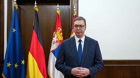 Aleksandar Vucic, Präsident von Serbien, steht in seinem Amtszimmer. / Foto: Soeren Stache/dpa/Archivbild