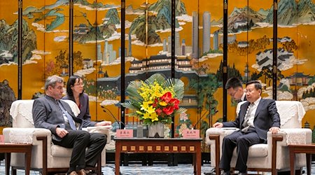 Markus Söder, (l, CSU) Ministerpräsident von Bayern, und Wang Xiaohui (r), Parteisekretär der Kommunistischen Partei, unterhalten sich. / Foto: Peter Kneffel/dpa