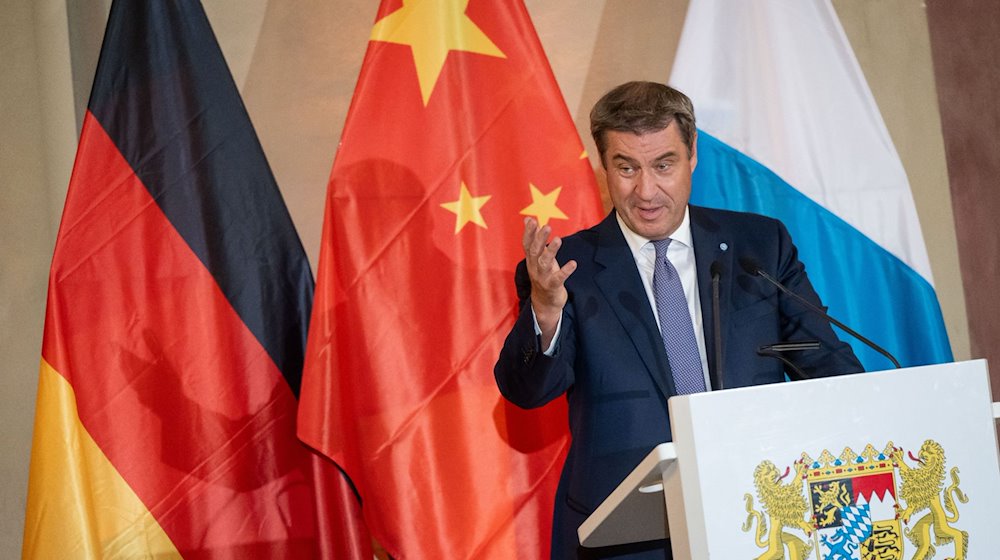 Markus Söder, (CSU) Ministerpräsident von Bayern, spricht während eines Empfangs von Chinas Premierminister Li Qiang. / Foto: Peter Kneffel/dpa