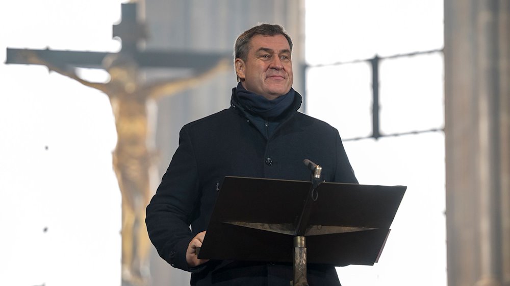 Markus Söder (CSU), Bayerischer Ministerpräsident, richtet Grußworte an den neu ernannten Erzbischof Herwig Gössl. / Foto: Daniel Vogl/dpa