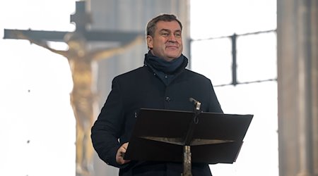 Markus Söder (CSU), Bayerischer Ministerpräsident, richtet Grußworte an den neu ernannten Erzbischof Herwig Gössl. / Foto: Daniel Vogl/dpa