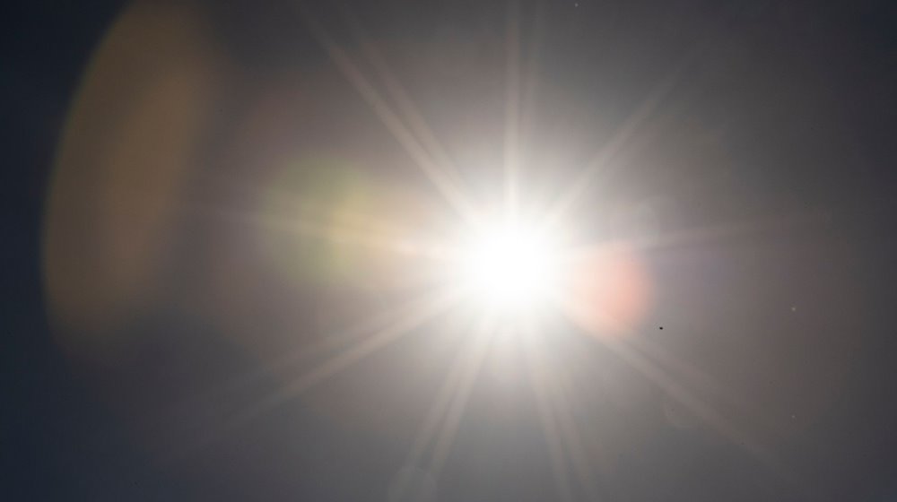 Die Sonne scheint am Himmel. / Foto: Christophe Gateau/dpa/Symbolbild