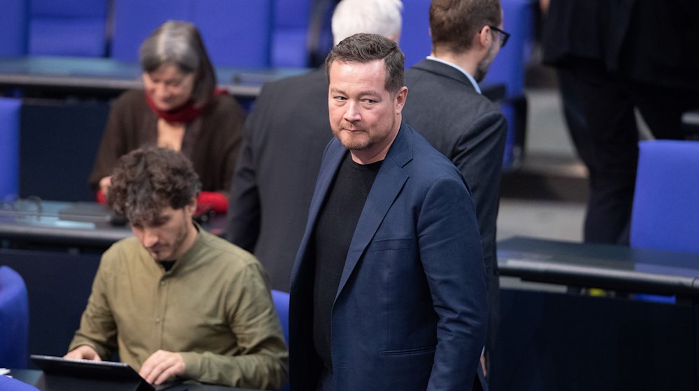 Uli Grötsch kommt zur Plenarsitzung im Deutschen Bundestag. / Foto: Kilian Genius/dpa/Archivbild