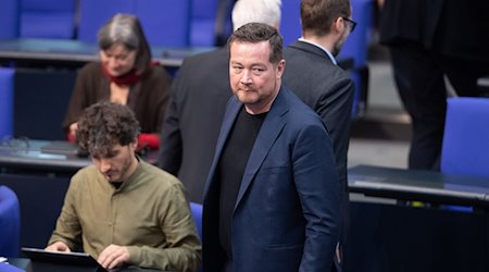 Uli Grötsch kommt zur Plenarsitzung im Deutschen Bundestag. / Foto: Kilian Genius/dpa/Archivbild