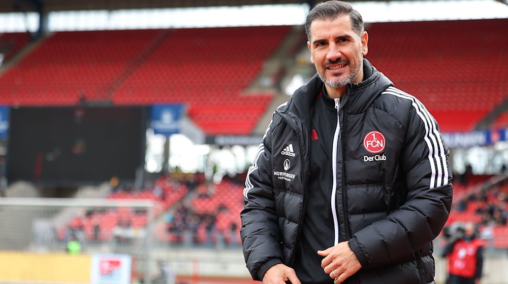 Der Nürnberger Trainer Cristian Fiel steht vor Spielbeginn auf dem Platz. / Foto: Daniel Karmann/dpa