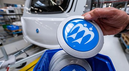 Das Emblem des Wohnmobilherstellers im Werk der Knaus-Tabbert AG. / Foto: Armin Weigel/dpa