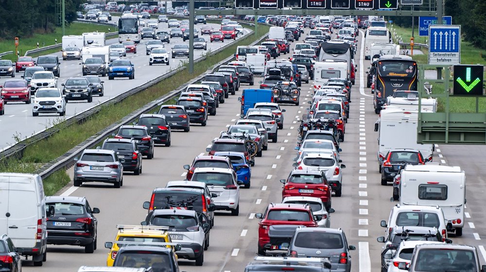 Autos und Reisebusse stehen auf der Autobahn 8 in Richtung Norden im Stau. / Foto: Peter Kneffel/dpa/Archivbild