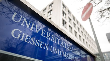«Universitätsklinikum Gießen und Marburg GmbH» steht auf einem Schild vor dem UKGM. / Foto: Sebastian Gollnow/dpa/Archivbild