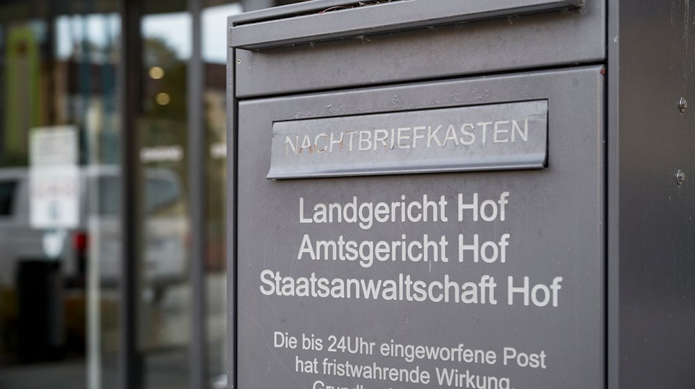 Der Nachtbriefkasten des Landgerichts Hof mit den Aufschriften Landgericht, Amtsgericht und Staatsanwaltschaft. / Foto: Daniel Vogl/dpa