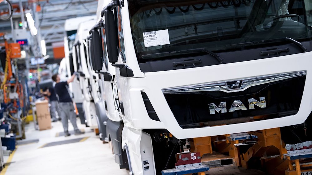 Mitarbeiter von MAN Truck & Bus arbeiten in einer Produktionsstraße. MAN Truck & Bus ist ein Unternehmen der Traton SE. / Foto: Sven Hoppe/dpa/Archivbild