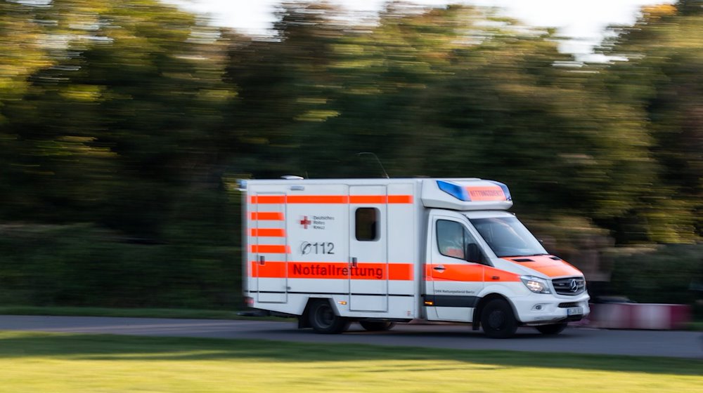 Ein Rettungswagen fährt zu einem Einsatz. / Foto: Fernando Gutierrez-Juarez/dpa-Zentralbild/ZB/Symbolbild