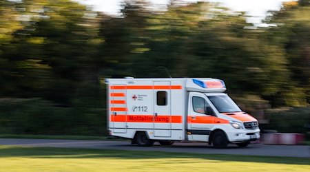 Ein Rettungswagen fährt zu einem Einsatz. / Foto: Fernando Gutierrez-Juarez/dpa-Zentralbild/ZB/Symbolbild