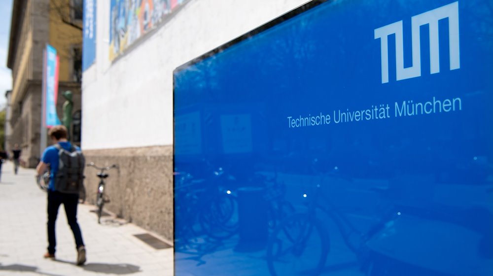 Ein Student geht vor dem Haupteingang der Technischen Universität München (TUM) entlang. / Foto: Sven Hoppe/dpa