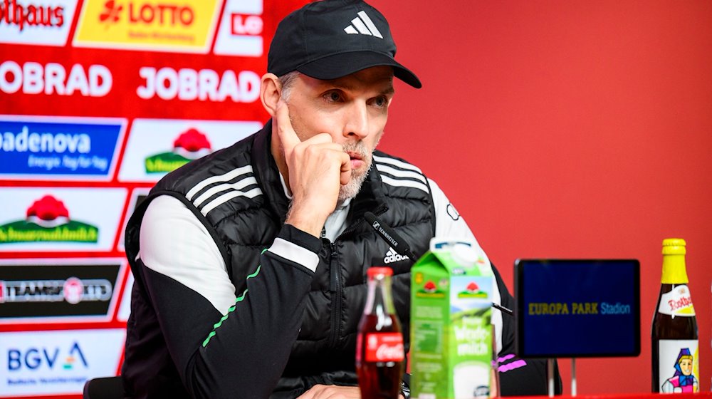 Thomas Tuchel reagiert nach dem Spiel auf der Pressekonferenz. / Foto: Tom Weller/dpa