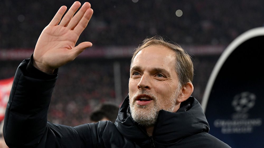 Münchens Trainer Thomas Tuchel grüßt vor dem Spiel ins Publikum. / Foto: Sven Hoppe/dpa