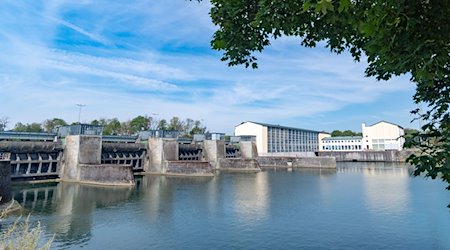 Das Wasserkraftwerk Altheim an der Isar nahe Landshut. / Foto: Armin Weigel/Deutsche Presse-Agentur GmbH/dpa