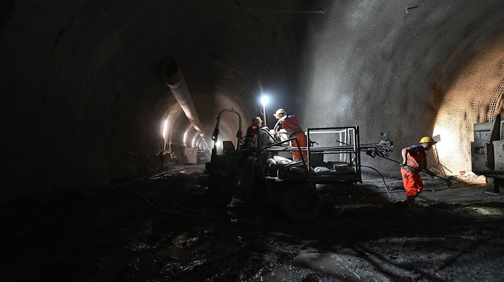 In einer der Hauptröhren des Brennerbasistunnels (BBT) wird die nächste Sprengung vorbereitet. / Foto: Angelika Warmuth/dpa