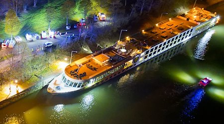 Ein bulgarisches Kreuzfahrtschiff ist in der Nacht in Aschach an der Donau (Bezirk Eferding) im Schleusenbereich gegen eine Betonmauer geprallt. / Foto: Team Fotokerschi / Martin Schari/APA/dpa