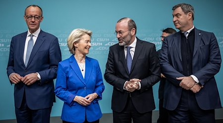 Ursula von der Leyen (2.v.l), EU- Kommissionspräsidentin, steht neben Friedrich Merz (l), CDU-Bundesvorsitzender und Fraktionsvorsitzender der CDU/CSU- Fraktion im Bundestag, Manfred Weber (2.v.r.), Vorsitzender der EVP-Fraktion im Europaparlament, sowie Markus Söder, CSU-Vorsitzender und Ministerpräsident von Bayern, bei der gemeinsamen Sitzung der Präsidien von CDU und CSU. / Foto: Michael Kappeler/dpa