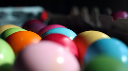 Bunt gefärbte Eier liegen in einer Küche. / Foto: Karl-Josef Hildenbrand/dpa