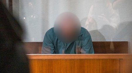 Der Angeklagte sitzt im Gerichtssaal. / Foto: Daniel Vogl/dpa