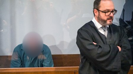 Der Angeklagte (l) sitzt im Gerichtssaal. / Foto: Daniel Vogl/dpa