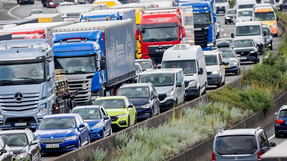 Autos und Lkw stauen sich auf einer Autobahn. / Foto: Rolf Vennenbernd/dpa/Symbolbild