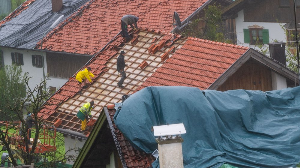 Zerstörte Dächer in der oberbayerischen Gemeinde Bad Bayersoien nach dem Hagelsturm am 26. August. / Foto: Peter Kneffel/dpa