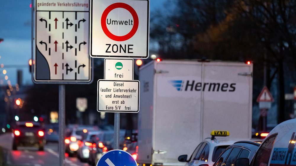Ein Schild mit der Aufschrift «Umwelt Zone» steht an einer Zufahrt zum Mittleren Ring. / Foto: Sven Hoppe/dpa