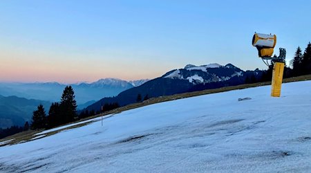 Eine Schneekanone steht auf einer Skipiste am auf knapp 1100 Meter Höhe beginnenden Grafenherberglift am Sudelfeld. / Foto: Sabine Dobel/dpa