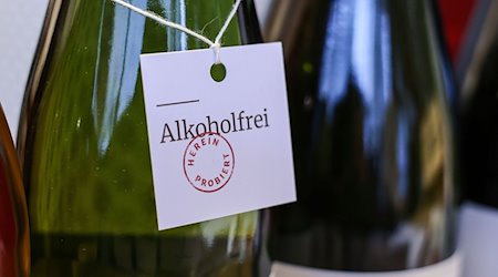 Alkoholfreier Wein steht bei einem Händler im Regal. / Foto: Oliver Berg/dpa