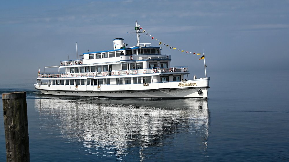 Das Passagierschiff Schwaben fährt zum Landesteg, um kurz danch wieder zur Rundreise auf dem Bodensee zu starten. / Foto: Felix Kästle/dpa/Archivbild