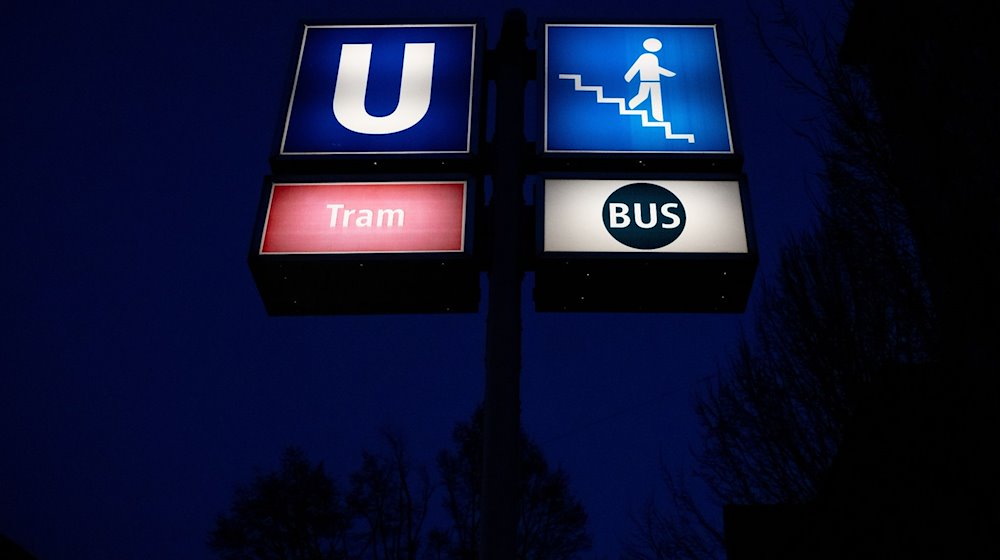 Ein Schild mit den Piktogramm der U-Bahn, der Tram und der Bus-Linien steht an einer Haltestelle. / Foto: Sven Hoppe/dpa/Archivbild