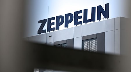 Das Logo des Zeppelin-Konzerns ist auf dem Gebäude des juristischen Konzernsitzes in Friedrichshafen am Bodensee angebracht. / Foto: Felix Kästle/dpa/Archivbild