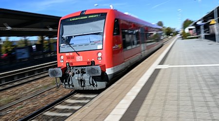 Eine Regionalbahn fährt in den Bahnhof von Meckenbeuren ein. / Foto: Felix Kästle/dpa/Symbolbild