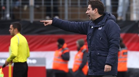 Argirios Giannikis, Trainer des TSV 1860 München, steht am Spielfeldrand. / Foto: Karl-Josef Hildenbrand/dpa