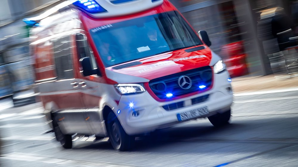 Mit Blaulicht fährt ein Rettungswagen der Feuerwehr in Richtung Klinikum. / Foto: Jens Büttner/dpa-Zentralbild/dpa/Symbolbild