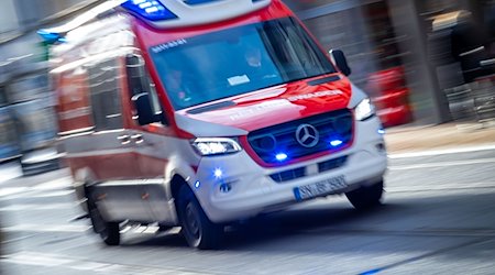 Mit Blaulicht fährt ein Rettungswagen der Feuerwehr in Richtung Klinikum. / Foto: Jens Büttner/dpa-Zentralbild/dpa/Symbolbild