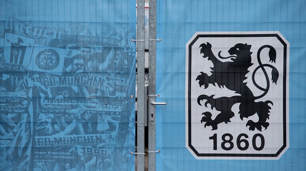 Blick auf ein verschlossenes Tor auf dem Trainingsgelände von 1860 München. / Foto: picture alliance / Sven Hoppe/dpa