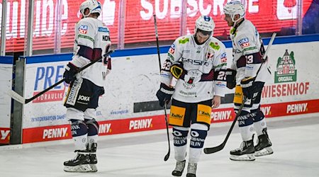 Marco Nowak (l-r), Blaine Byron und Leonhard Pföderl von den Eisbären Berlin stehen nach dem mit 3:2 verlorenen Spiel gegen die Straubing Tigers enttäuscht auf dem Eis. / Foto: Armin Weigel/dpa