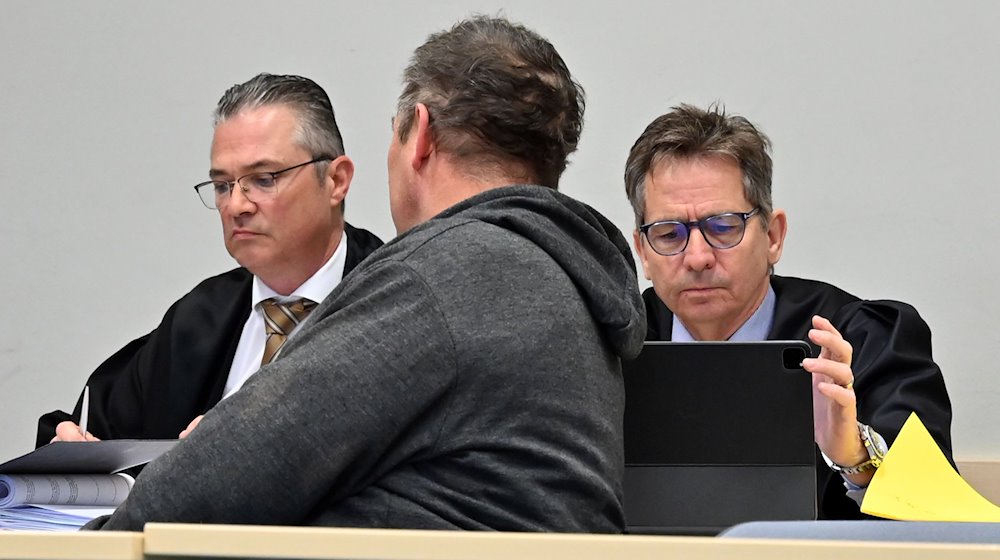 Der angeklagte Landwirt sitzt vor seinen Verteidigern Harald Baumgärtl (l) und Markus Frank (r) in einem Gerichtssaal im Amtsgericht Rosenheim. / Foto: Niklas Treppner/dpa