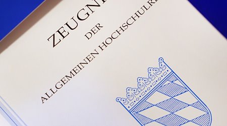 Ein Zeugnis der allgemeinen Hochschulreife (Abiturzeugnis). / Foto: Karl-Josef Hildenbrand/dpa/Archivbild