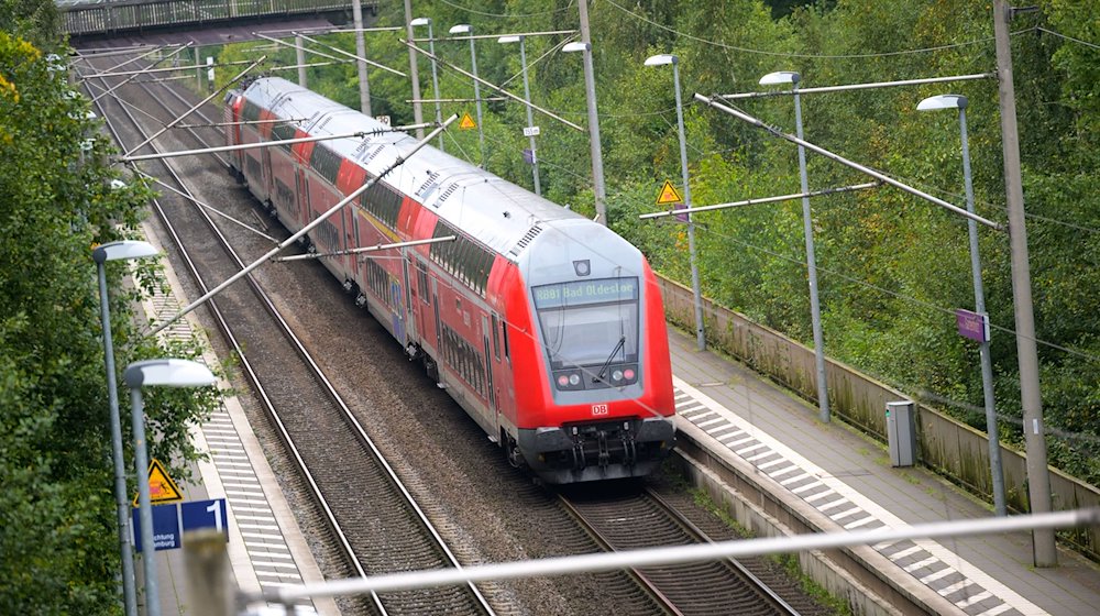 Ein Regionalzug der Deutschen Bahn fährt durch einen Bahnhof. / Foto: Jonas Walzberg/dpa/Symbolbild