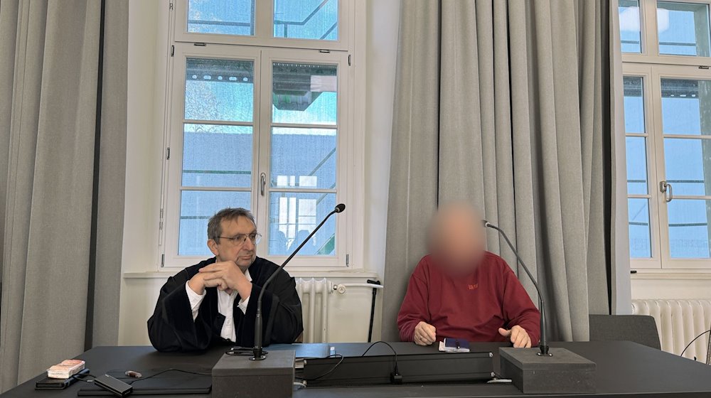 Ein Angeklagter (r) sitzt beim Prozessauftakt neben Verteidiger Uwe Rung im Landgericht Ravensburg. / Foto: Aleksandra Bakmaz/dpa